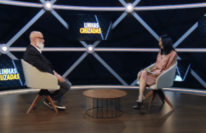 Luiz Felipe Pondé e Thaís Oyama apresentam o novo programa Linhas Cruzadas na TV Cultura (foto: TV Cultura/Divulgação)