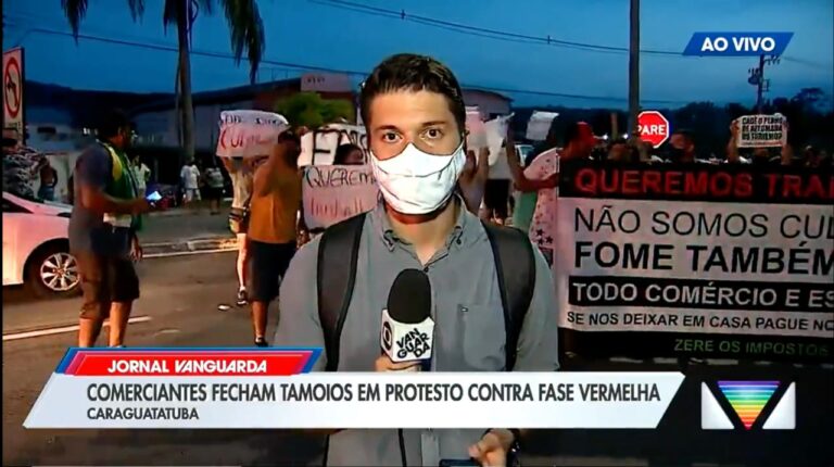 Apoiadores de Jair Bolsonaro cercaram o repórter Arthur Costa durante transmissão ao vivo (foto: Reprodução/TV Globo)
