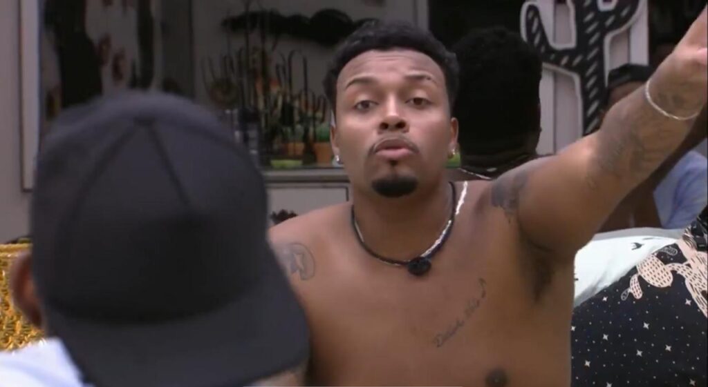 Nego Di surpreendeu os seus colegas de confinamento no BBB21 (foto: Reprodução/TV Globo)