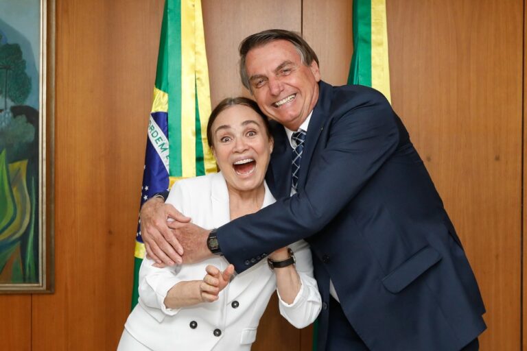 Regina Duarte posa ao lado de Jair Bolsonaro (foto: Carolina Antunes/Presidência)
