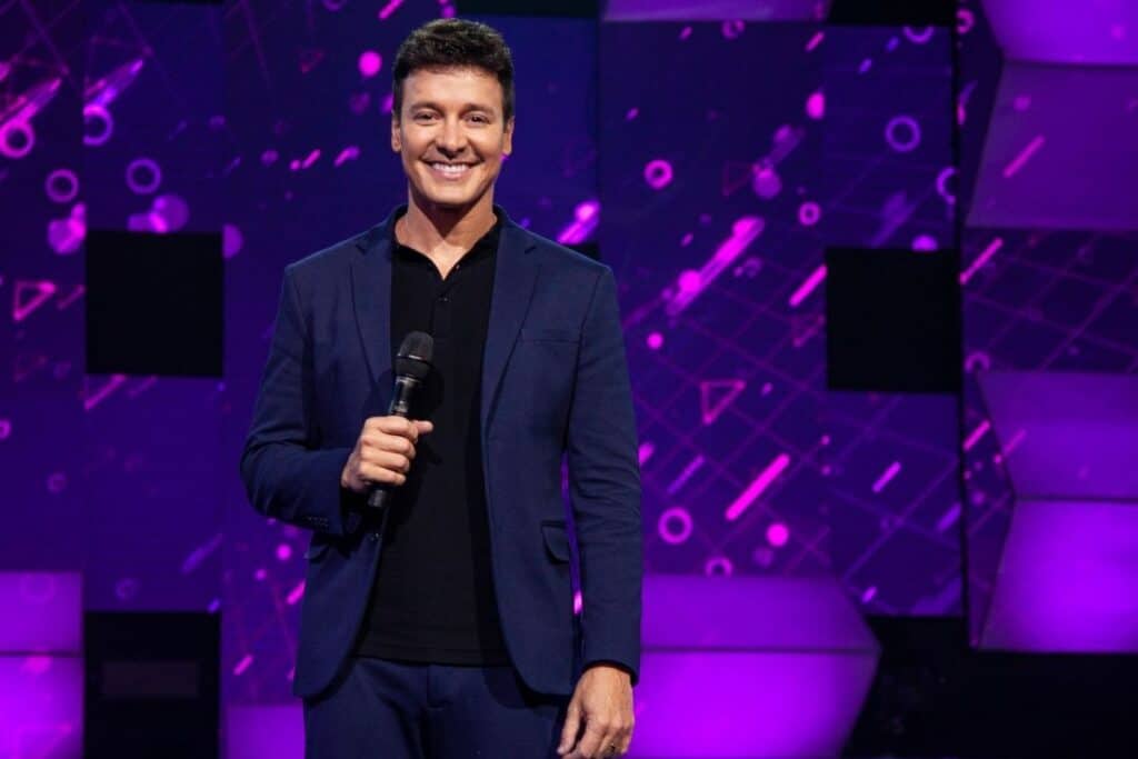 Rodrigo Faro foi oficializado como novo apresentador do Canta Comigo (foto: Divulgação/Record)