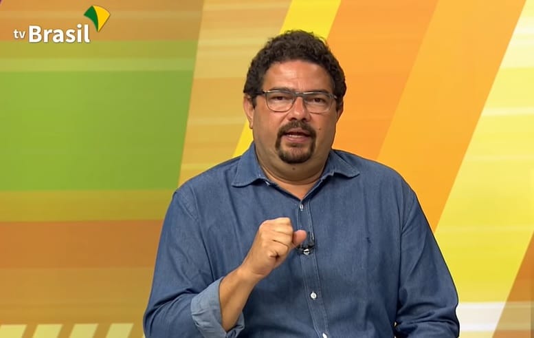 Rodrigo Campos, locutor da TV Brasil, é alvo de brincadeira dos telespectadores (foto: Reprodução/TV Brasil)