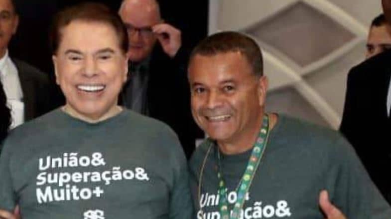 Silvio Santos posa ao lado de Carlos Augusto Souza, o Carlão (foto: Reprodução/SBT)