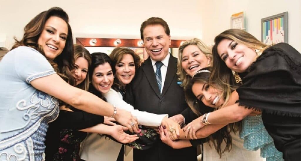 Silvio Santos posa ao lado de suas filhas e de sua mulher (foto: Reprodução/SBT)