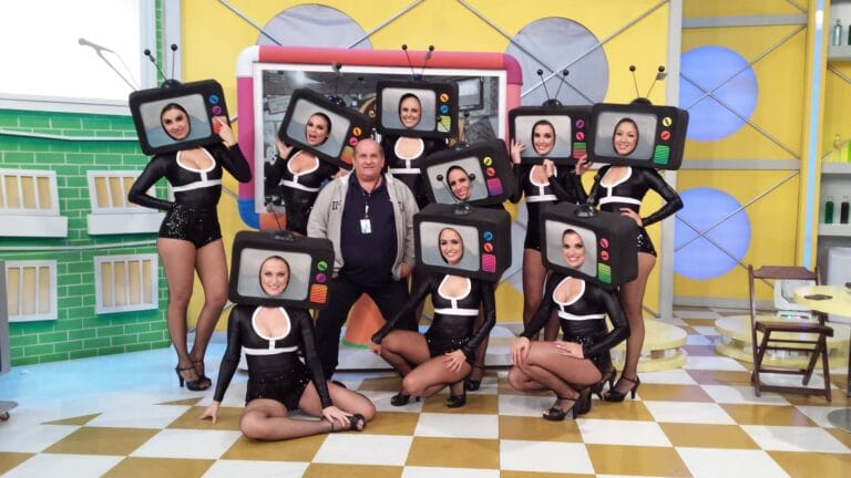 Walter Scaramuzzi posa com bailarinas do Programa do Ratinho (foto: Divulgação/SBT)