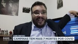 O repórter Marcos Andrade foi atingido ao vivo pela TV de sua sala (foto: Reprodução/Band)