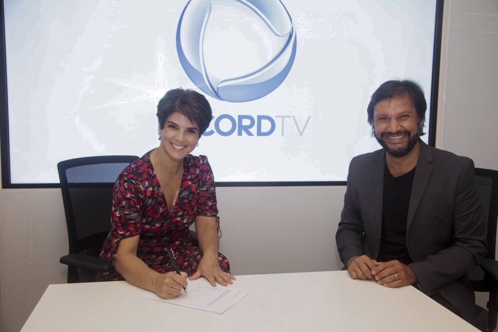 Mariana Godoy assina contrato com a Record (foto: Record/Edu Moraes)
