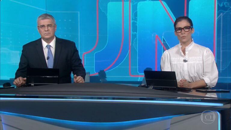 Flávio Fachel e Renata Vasconcellos na bancada do Jornal Nacional: maior audiência de 2021 (foto: Reprodução/TV Globo)