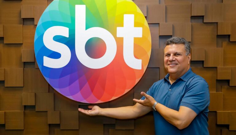 Téo José é o principal narrador do SBT e foi contratado após a emissora investir na compra de eventos esportivos (foto: Divulgação/SBT)