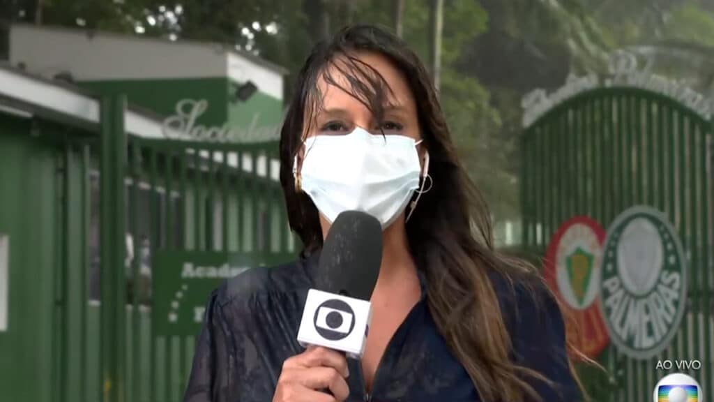 Fabíola Andrade toma banho de chuva ao vivo na Globo (foto: Reprodução/Globo)