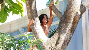 Cena de Gabriela em que Juliana Paes sobe em árvore; atriz levou advertência da Globo por não usar equipamentos de segurança (foto: Globo/Alex Carvalho)