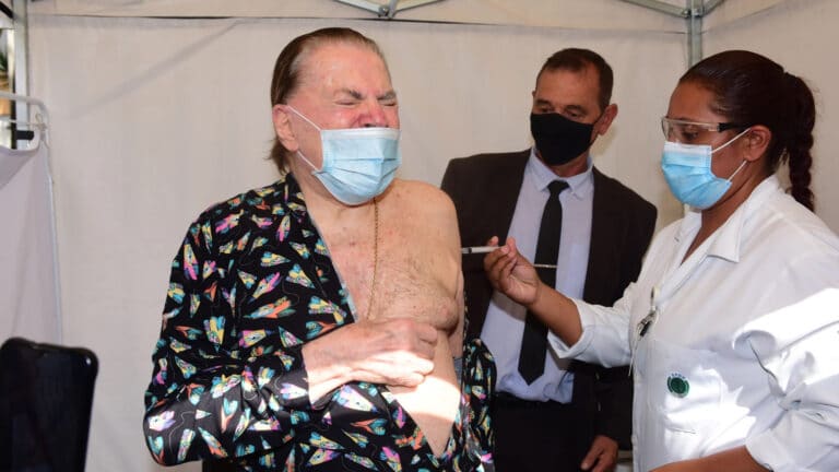 Silvio Santos é imunizado contra a covid-19 (foto: Leo Franco/AgNews)