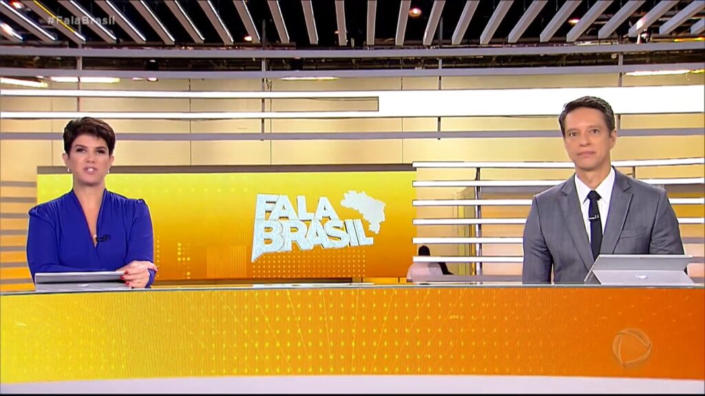 Mariana Godoy e Sérgio Aguiar na bancada do Fala Brasil: telejornal não se beneficiou com a estreia do Vem Pra Cá (foto: Reprodução/Record)