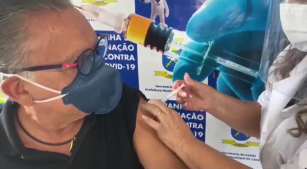 Galvão Bueno recebeu a primeira dose da vacina para combater Covid-19 (foto: Reprodução/Redes Sociais)