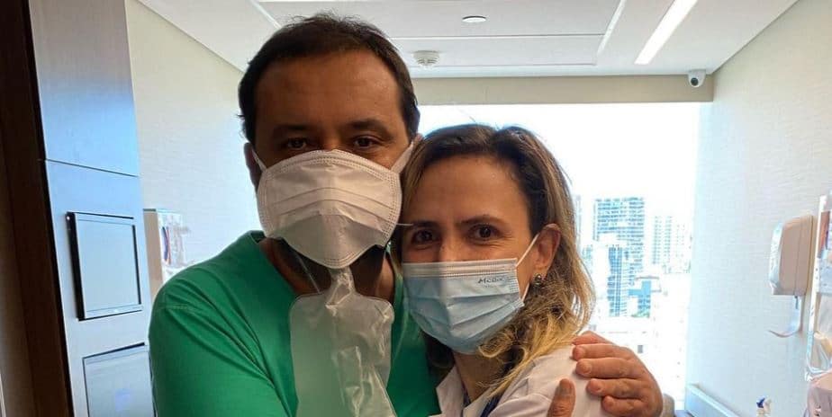 Geraldo Luís posa ao lado da cardiologista Ludhmilla Hajjar (foto: Reprodução/Redes Sociais)