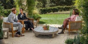 Em entrevista para Oprah Winfrey, o príncipe Harry e Meghan Markle revelaram ter sido abandonados pela família real (foto: Reprodução/CBS)