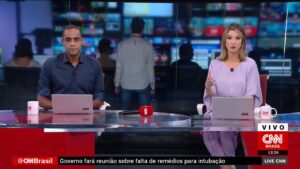 Jairo Nascimento ao lado de Muriel Porfiro na bancada do Live CNN: o repórter substituiu Marcela Rahal na bancada do telejornal (foto: Reprodução/CNN Brasil)