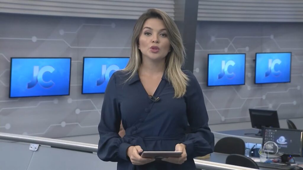 A jornalista Lívia Baral pediu demissão da Record de Fortaleza para virar coach (foto: Reprodução/TV Cidade)