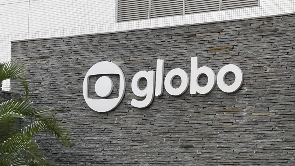 Fachada da Globo com o novo logo da empresa: companhia vendeu a Som Livre por cerca de R$ 2 bilhões (foto: Reprodução/Redes Sociais)