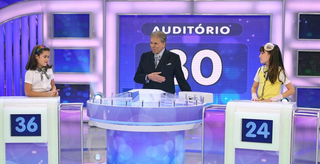 Silvio Santos posa ao lado de Larissa Manoela e Maisa Silva na época de Carrossel: dramaturgia inédita só em 2022 (foto: Divulgação/SBT)