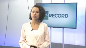 Thaísa Barcellos apresentava o SP Record em Bauru: emissora acabou com o telejornal e demitiu equipe (foto: Reprodução/Record)