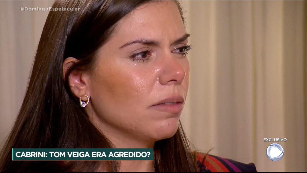 Cybelle Herminio, a viúva de Louro José, chorou ao relatar ofensas que tem recebido de populares e de jornalistas (foto: Reprodução/Record)