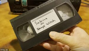 Mulher é processada por não ter devolvido fita VHS da série Sabrina (foto: Reprodução/FOX 25)