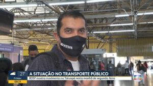 Repórter da Globo entrevista usuário do metrô que usava máscara da novela Gênesis, da Record (foto: Reprodução/Globo)