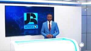 Simeão Mundula na derradeira edição do JR África, transmitida na noite de 20 de abril (foto: Reprodução/Record)