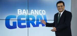 Geraldo Luís posa no antigo estúdio do Balanço Geral: jornalista voltará a comandar o telejornal (foto: Divulgação/Record)