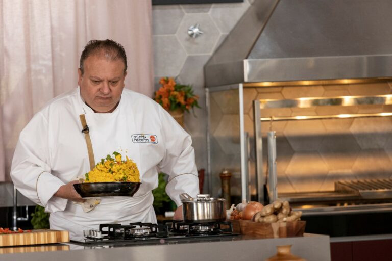 Jacquin ensina a fazer um frango piri-piri no Minha Receita (foto: Kelly Fuzaro/Band)