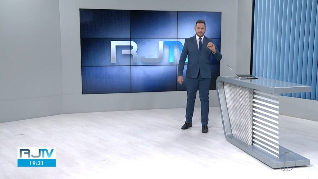 Alexandre Kapiche apresenta o RJ2 na InterTV, afiliada da Globo no interior do Rio de Janeiro (foto: Reprodução/Globo)