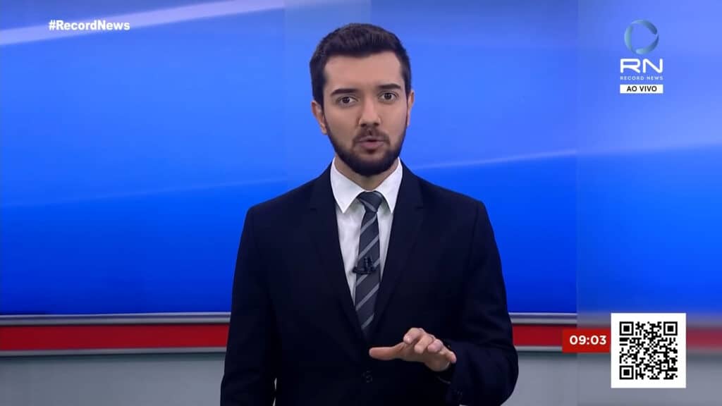 Jhonatan Mazini é um dos apresentadores da Record News; emissora venceu a GloboNews no domingo (foto: Reprodução)