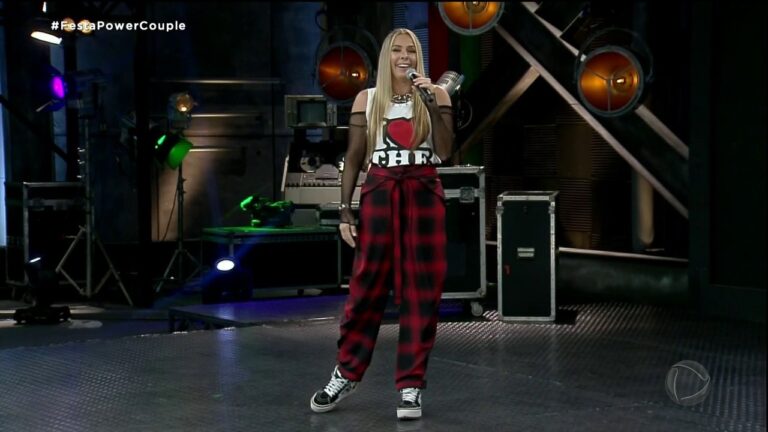 Bem avaliada no Power Couple, Adriane Galisteu pode apresentar A Fazenda 13 (foto: Reprodução/Record)