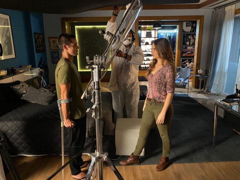 Felipe Simas e Juliana Paiva separados por acrílico nas gravações de Salve-se Quem Puder (foto: Globo/Danilo Togo)