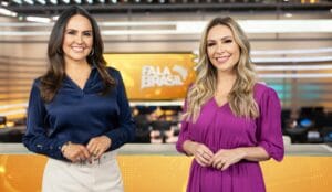 Carla Cecato e Thalita Oliveira posam no cenário do Fala Brasil: uma já foi demitida, a outra deve ser desligada em breve (foto: Antonio Chahestian/Record)