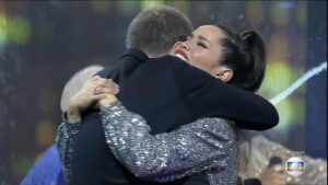 Juliette Freire, campeã do BBB 21, abraçou o apresentador Tiago Leifert após a revelação do resultado (foto: Reprodução/TV Globo)