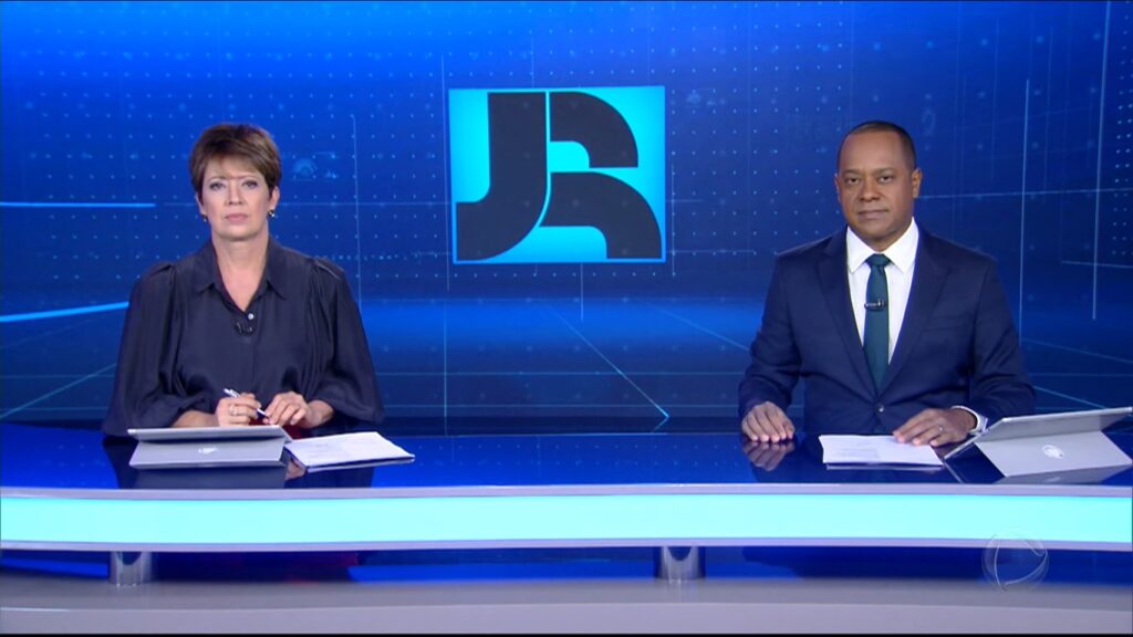 Christina Lemos e Luiz Fara Monteiro no Jornal da Record de 24 de maio: telejornal marcou pico de 15 pontos (foto: Reprodução/Record)
