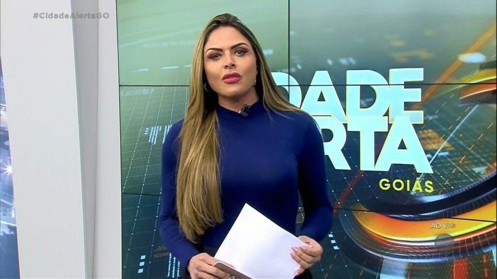 Silvye Alves voltou ao comando do Cidade Alerta após ser agredida pelo ex-namorado (foto: Reprodução/Record Goiás)