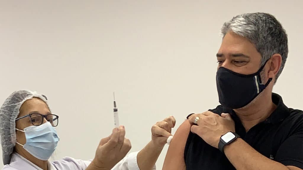William Bonner foi imunizado com a primeira dose da vacina contra Covid-19 (foto: Reprodução/Twitter)