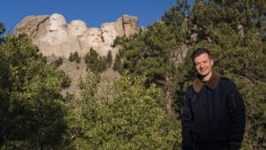 Felipe Santana, repórter da Globo, no Monte Rushmore onde os rostos de quatro presidentes norte-americanos estão esculpidos nas montanhas (foto: Globo/Divulgação)