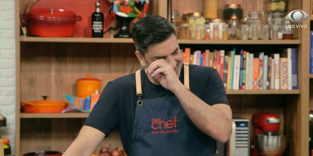 Edu Guedes chorou ao vivo enquanto fazia uma receita no The Chef (foto: Reprodução/Band)