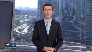 Fábio Turci está apresentando o SP1 na ausência de César Tralli (foto: Reprodução/TV Globo)
