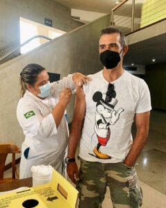 Momento em que o ator Marcos Pasquim recebe a vacina contra Covid-19 (foto: Reprodução/Instagram)