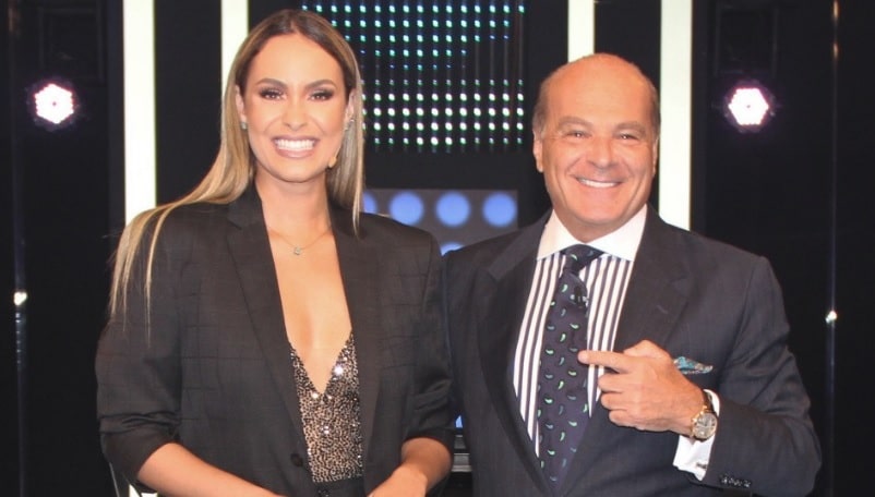Sarah Andrade posa ao lado de Marcelo de Carvalho, acionista e apresentador da RedeTV! (foto: Divulgação/RedeTV!)