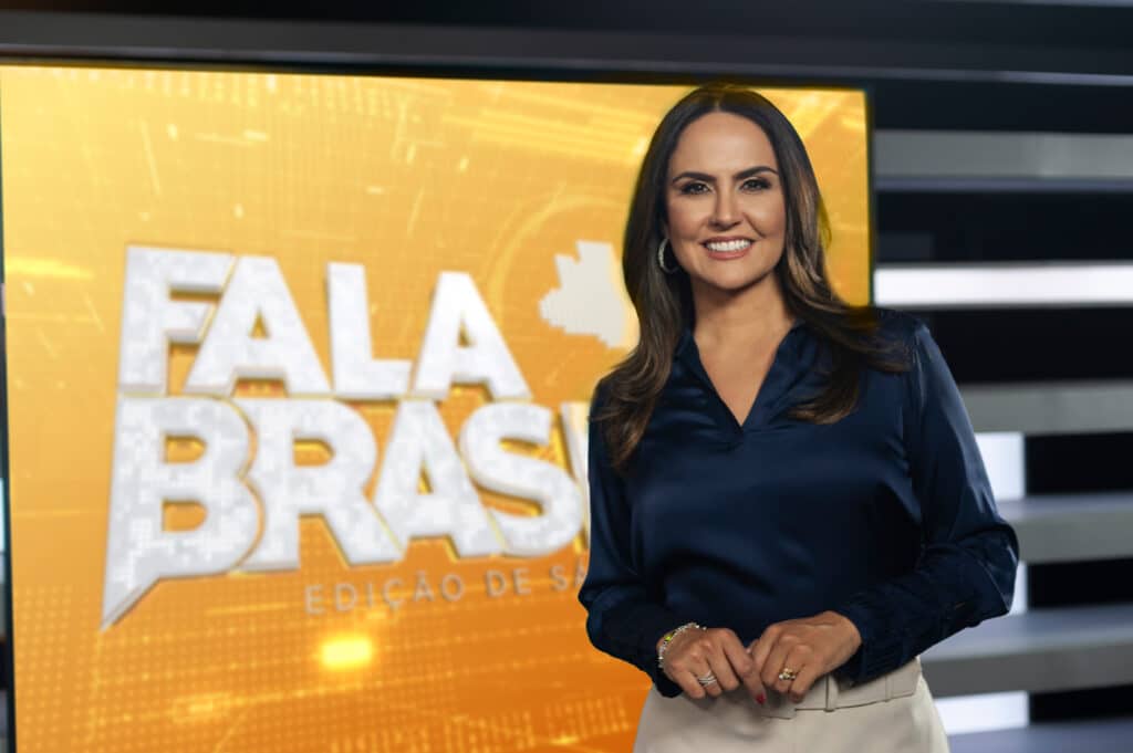 Imagem da apresentadora Carla Cecato no cenário do Fala Brasil