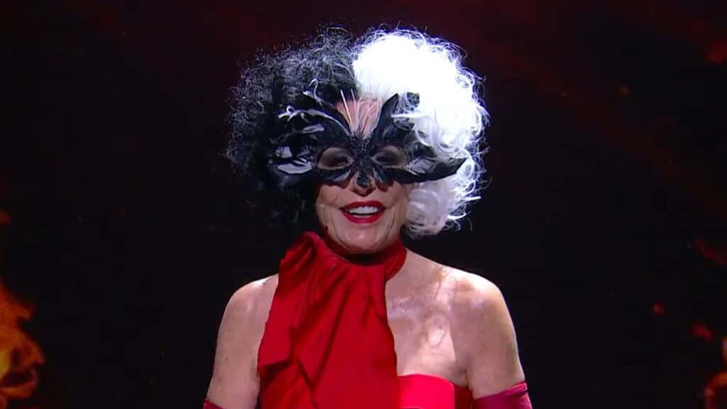 Ana Maria Braga abriu o Mais Você vestida de Cruella, personagem da Disney (foto: Globo/Reprodução)
