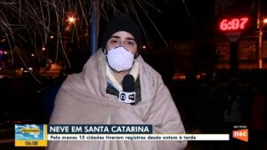 Douglas Márcio enrolado em cobertor no Bom Dia SC; Urupema registrou -7°C na manhã de quinta-feira (29) (foto: NSC TV/Reprodução)