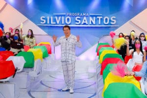 Silvio Santos grava programa vestindo pijama (foto: SBT/Lourival Ribeiro)