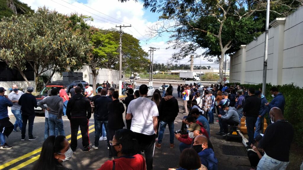 Funcionários da RedeTV! se reuniram na porta da emissora para entrar em greve (foto: TV Pop)